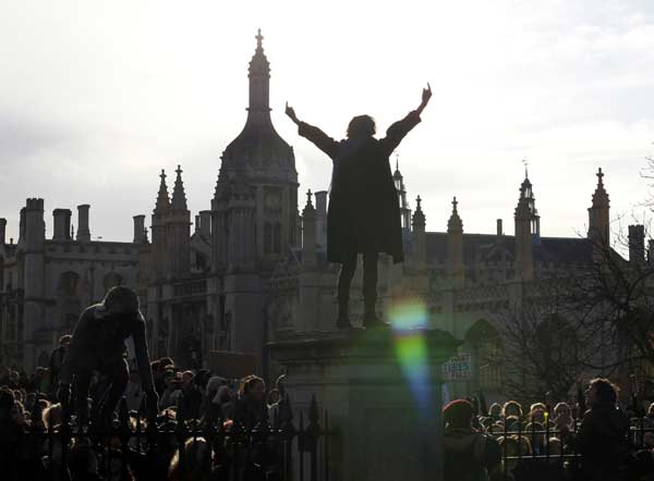 A demonstrator gestures as students occupy the grounds of Senate House at Cambridge University, in Cambridge eastern England November 24, 2010. [Xinhua/Reuters] 