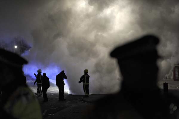 A fireman tackle a fire in Whitehall after a protest, in central London November 24, 2010. [Xinhua/Reuters]