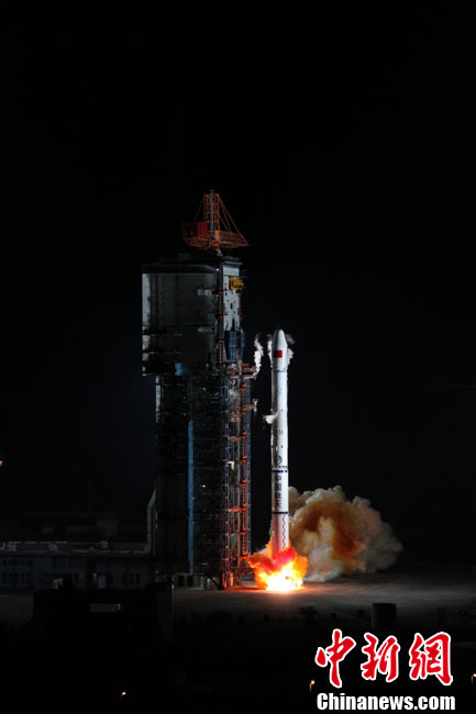 A Long March 3A carrier rocket, carrying &apos;Zhongxing-20A&apos; communication satellite, blasts off at the Xichang Satellite Launch Center in Xichang, southwest China&apos;s Sichuan Province, Nov. 25, 2010. The satellite was successfully put in the predetermined orbit on Nov. 25. [Xinhua]