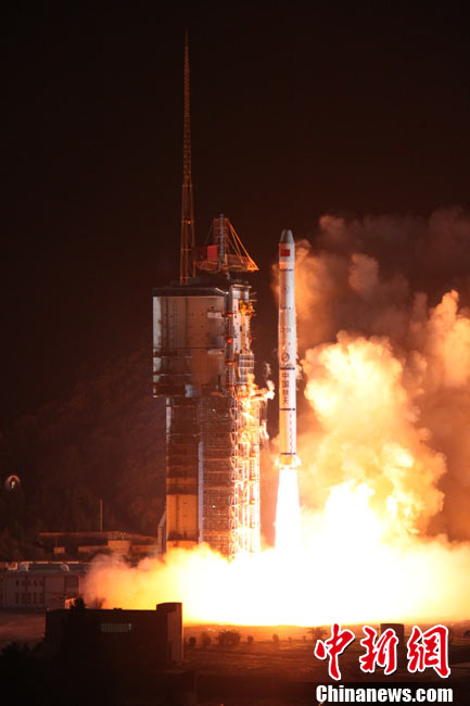 A Long March 3A carrier rocket, carrying &apos;Zhongxing-20A&apos; communication satellite, blasts off at the Xichang Satellite Launch Center in Xichang, southwest China&apos;s Sichuan Province, Nov. 25, 2010. The satellite was successfully put in the predetermined orbit on Nov. 25. [Xinhua]