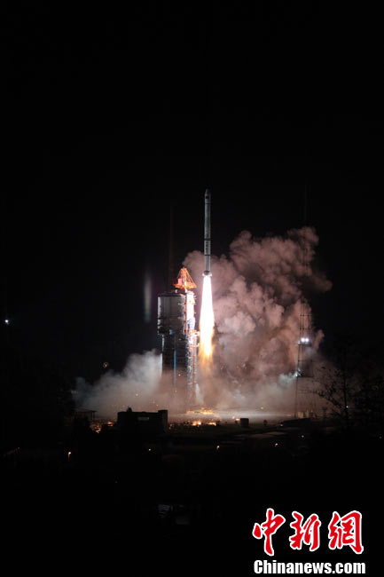 A Long March 3A carrier rocket, carrying &apos;Zhongxing-20A&apos; communication satellite, blasts off at the Xichang Satellite Launch Center in Xichang, southwest China&apos;s Sichuan Province, Nov. 25, 2010. The satellite was successfully put in the predetermined orbit on Nov. 25. [Xinhua]