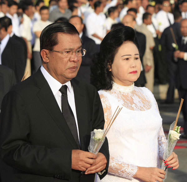 Cambodia&apos;s Prime Minister Hun Sen and wife Bun Rany hold flowers and incense sticks during a ceremony to mourn the 456 people killed in a stampede on a bridge on Nov 22, in Phnom Penh Nov 25, 2010. A ceremony to commemorate those who died in a major stampede three days ago kicked off 7:00 o&apos;clock Thursday morning, with Cambodian Prime Minister Hun Sen and his wife Bun Rany Hun Sen attending the event near Diamond Island. [China Daily/Agencies]