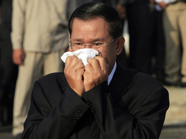 Cambodia&apos;s Prime Minister Hun Sen cries during a ceremony to mourn the 456 people killed in a stampede on a bridge on Nov 22, in Phnom Penh Nov 25, 2010. [China Daily/Agencies]