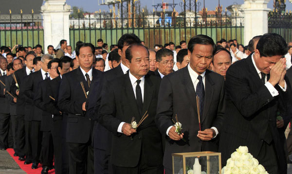 Cambodian government officials pay their respects to the 456 people killed in a stampede on a bridge on Nov 22, during a ceremony on a national day of mourning in Phnom Penh Nov 25, 2010. [China Daily/Agencies] 