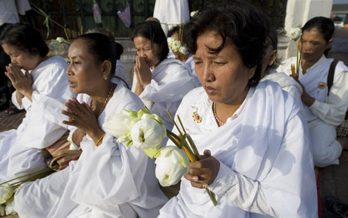 Cambodian government officials pay their respects to the 456 people killed in a stampede on a bridge on Nov 22, during a ceremony on a national day of mourning in Phnom Penh Nov 25, 2010. [China Daily/Agencies]