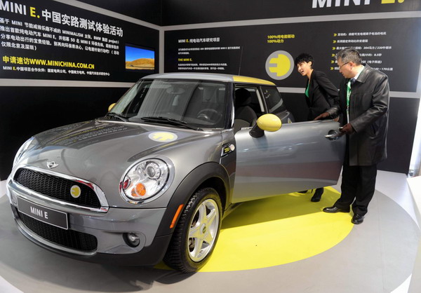 Visitors get a close look at the Mini electric car at the China International Green Industry Expo 2010 at Beijing Exhibition Center in Beijing, Nov 24, 2010. [Xinhua] 