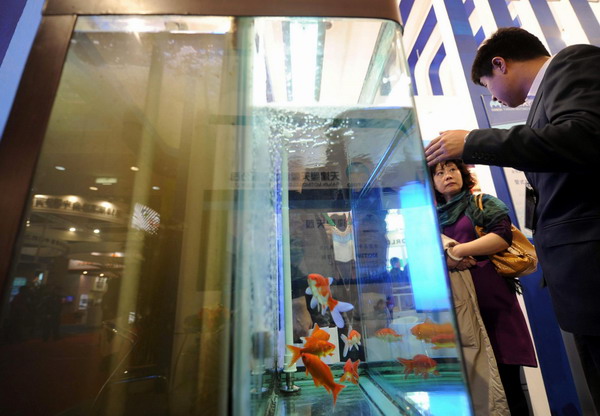 A staff member introduces the technology of water recycling and purification at the China International Green Industry Expo 2010 at Beijing Exhibition Center in Beijing, Nov 24, 2010. [Xinhua]