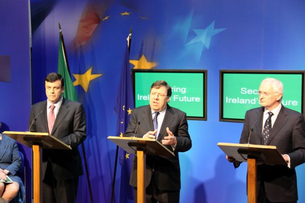 Irish Prime Minister Brian Cowen (C) addresses a press conference in Dublin, Ireland, on November 24, 2010. The Irish government presented Wednesday a four-year austerity plan outlining 15 billion euros in savings, a key step towards securing an international bailout. [Xiong Sihao/Xinhua]