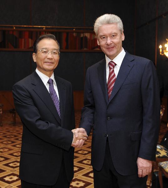 Chinese Premier Wen Jiabao (L) meets with Moscow Mayor Sergei Sobyanin in Moscow, capital of Russia, Nov. 24, 2010. [Xie Huanchi/Xinhua] 