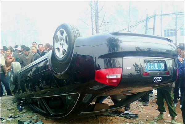 The picture that is believed to show the overturned sedan of Chizhou city’s mayor is distributed widely on the Internet. 