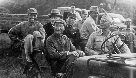 Huang Hua (left) and Mao Zedong welcome General Zhang Zhizhong (third from left, second row) from Kuomintang and US ambassador to China Patrick Hurley (second from left