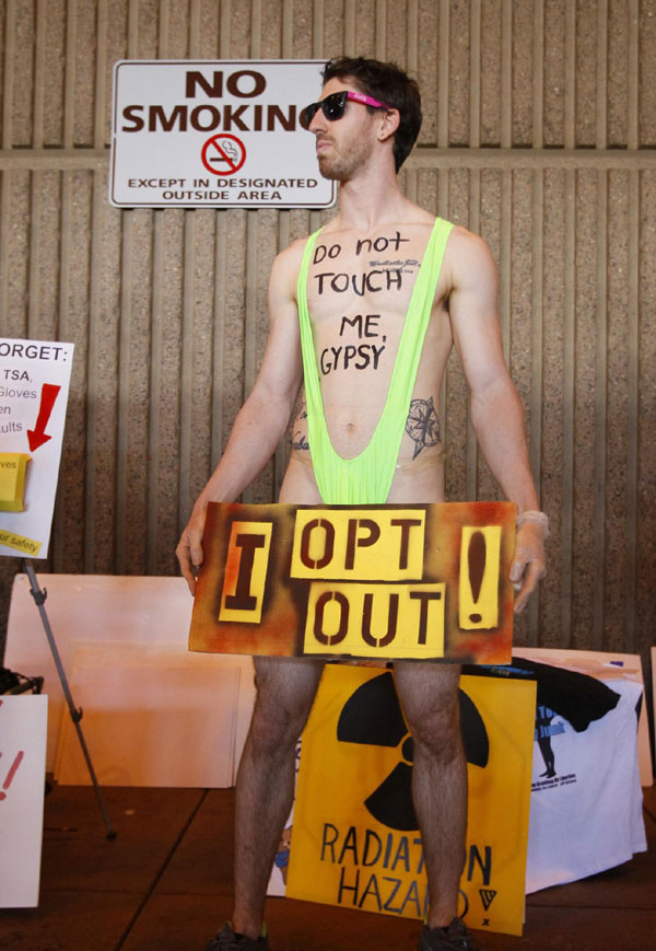 A man protests against the Transportation Security Administration&apos;s (TSA) screening procedures, especially physical patdowns, outside Terminal Four of the Phoenix Sky Harbor International Airport in Phoenix, Arizona Nov 24, 2010. [China Daily/Agencies]