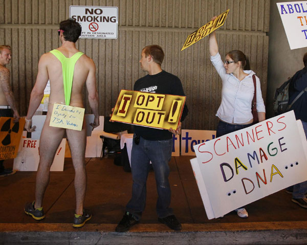 Protesters against the Transportation Security Administration&apos;s (TSA) screening procedures stand outside Terminal Four of the Phoenix Sky Harbor International Airport in Phoenix, Arizona Nov 24, 2010. [China Daily/Agencies]