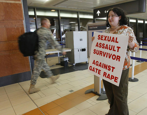 Halina Reed holds a placard during a protest against the Transportation Security Administration&apos;s (TSA) security procedures outside the check-in gate of the Phoenix Sky Harbor International Airport in Phoenix, Arizona Nov 24, 2010. [China Daily/Agencies]