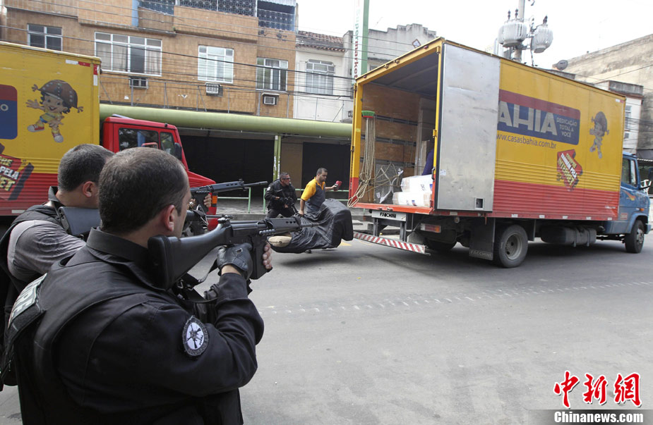 Authorities in Rio de Janeiro struggled to control a fifth day of violence apparently orchestrated by drug gang members who have attacked police stations and burned cars in the Brazilian city. The wave of violence began on Sunday with attacks on police stations and vehicles. Suspected drug gang members ordered people out of their cars on expressways and then set fire to the vehicles. [Chinanews.com] 