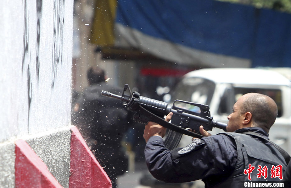 Authorities in Rio de Janeiro struggled to control a fifth day of violence apparently orchestrated by drug gang members who have attacked police stations and burned cars in the Brazilian city. The wave of violence began on Sunday with attacks on police stations and vehicles. Suspected drug gang members ordered people out of their cars on expressways and then set fire to the vehicles. [Chinanews.com] 