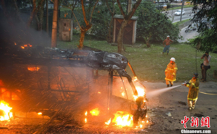 Authorities in Rio de Janeiro struggled to control a fifth day of violence apparently orchestrated by drug gang members who have attacked police stations and burned cars in the Brazilian city. The wave of violence began on Sunday with attacks on police stations and vehicles. Suspected drug gang members ordered people out of their cars on expressways and then set fire to the vehicles. [Chinanews.com] 