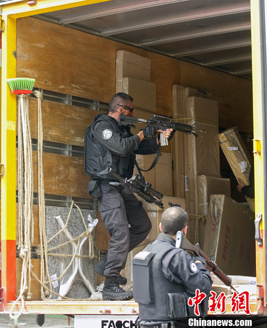 Authorities in Rio de Janeiro struggled to control a fifth day of violence apparently orchestrated by drug gang members who have attacked police stations and burned cars in the Brazilian city. The wave of violence began on Sunday with attacks on police stations and vehicles. Suspected drug gang members ordered people out of their cars on expressways and then set fire to the vehicles. [Chinanews.com] 