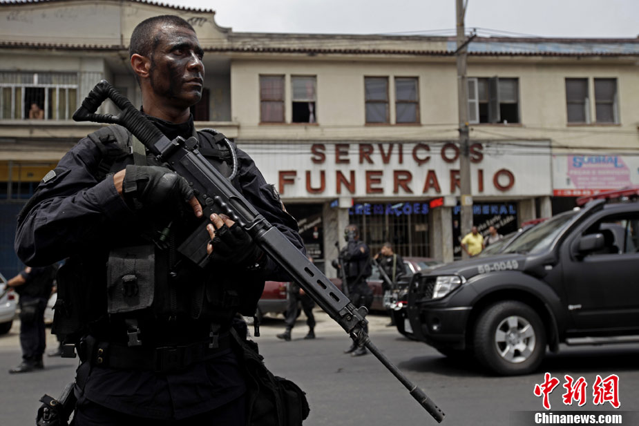 Authorities in Rio de Janeiro struggled to control a fifth day of violence apparently orchestrated by drug gang members who have attacked police stations and burned cars in the Brazilian city. The wave of violence began on Sunday with attacks on police stations and vehicles. Suspected drug gang members ordered people out of their cars on expressways and then set fire to the vehicles. [Chinanews.com] 