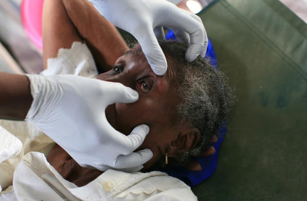 A woman with cholera receives treatment in a clinic set up by the International Red Cross in Port-au-Prince November 24, 2010. The fatalities due to the cholera epidemic outbreak in Haiti have increased to 1,523 from 1, 415 two days ago, the Pan-American Health Organization (PAHO) said on Thursday. [Xinhua]