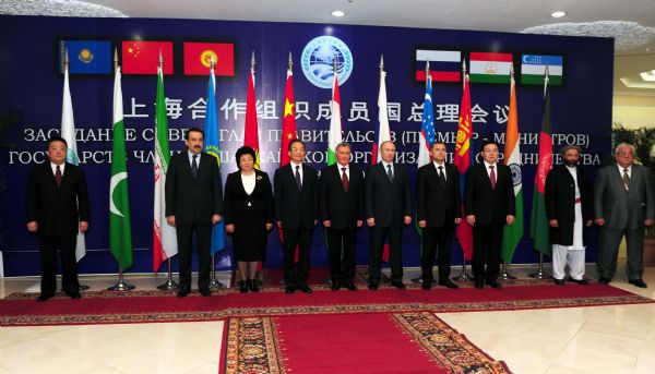 Chinese Premier Wen Jiabao (4th L) poses for a group photo with representatives attending the 9th prime ministers' meeting of the Shanghai Cooperation Organization (SCO), in Dushanbe, Tajikistan, Nov. 25, 2010. (Xinhua/Zhang Duo) (wyo) 
