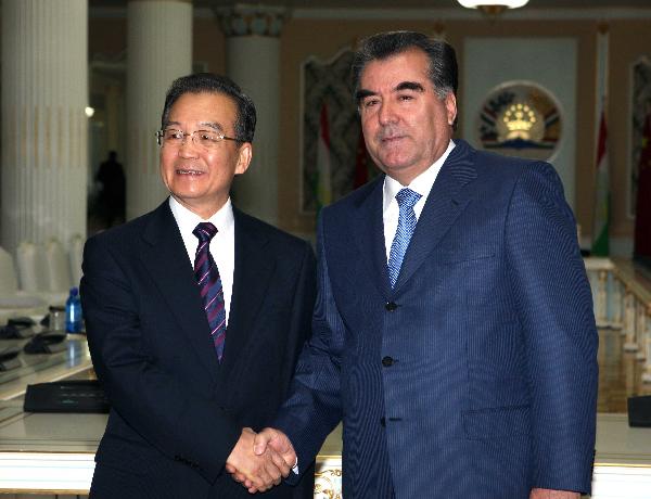 Chinese Premier Wen Jiabao (L) meets with Tajik President Emomali Rakhmon in Dushanbe, Tajikistan, Nov. 25, 2010. [Yao Dawei/Xinhua]