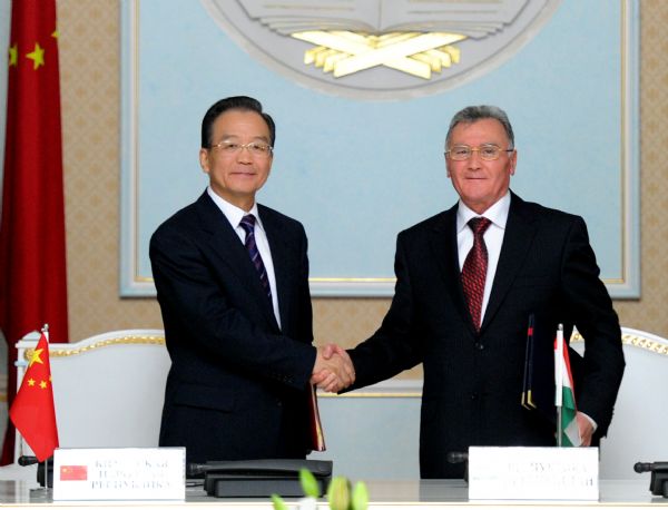 Chinese Premier Wen Jiabao (L) shakes hands with Tajik Prime Minister Akil Akilov during a signing ceremony after their talks in Dushanbe, Tajikistan, Nov. 25, 2010. [Zhang Duo/Xinhua]
