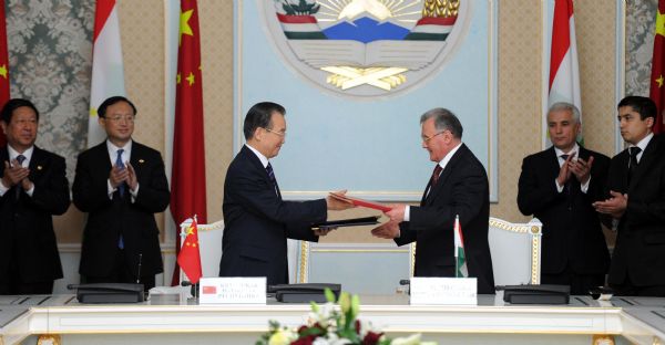 Chinese Premier Wen Jiabao (L front) and Tajik Prime Minister Akil Akilov (R front) attend a signing ceremony after their talks in Dushanbe, Tajikistan, Nov. 25, 2010. [Zhang Duo/Xinhua]