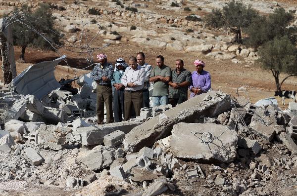 Israeli army bulldozers demolished the mosque and 7 houses on Thursday in Yarza Village, witnesses said on Nov. 25, 2010. [Xinhua]