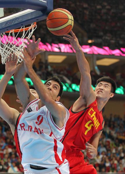 China's Ding Jinghui (R) fights for a rebound during the men's semifinal of basketball against Iran at the 16th Asian Games in Guangzhou, south China's Guangdong Province, Nov. 25, 2010. China advanced into the final after winning the match 68-65. (Xinhua/Meng Yongmin)