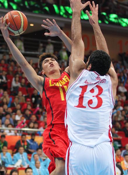 China's Zhang Bo (L) competes during the men's semifinal of basketball against Iran at the 16th Asian Games in Guangzhou, south China's Guangdong Province, Nov. 25, 2010. China advanced into the final after winning the match 68-65. (Xinhua/Meng Yongmin) 