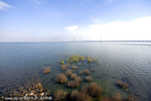 Ten million Shanghai residents will now get drinkable tap water from the Qingcaosha reservoir after it is put into formal use in December. The project, covering 70 square kilometers at the mouth of the Yangtze River, is expected to supply 7.19 million cubic meters of drinking water each day. With an investment of 17 billion yuan ($2.56 billion), the new reservoir will combat water shortages and quality. [China Daily/CFP] 