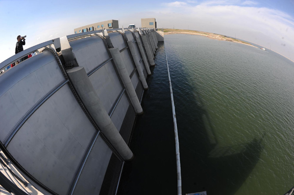 The water gate of the Qingcaosha Reservoir, which will be put into use in December, is seen in this photo taken on Nov 24, 2010.