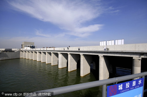 The water gate of the Qingcaosha Reservoir, which will be put into use in December, is pictured on Nov 24, 2010.