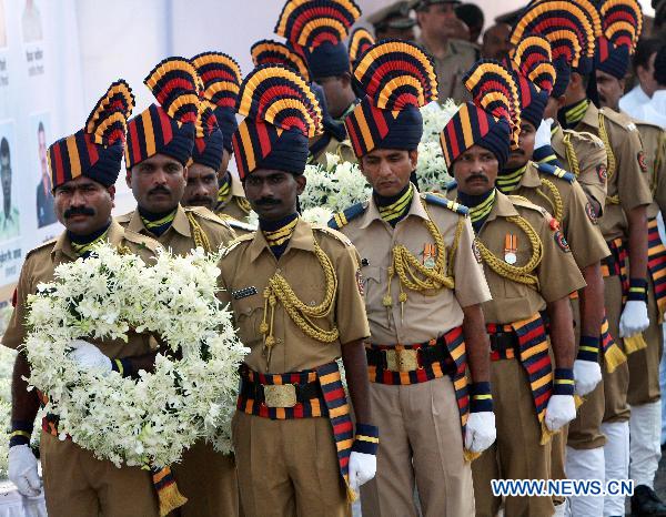 Indian Policemen pay tribute to victims attacks during a memorial ceremony of the terrorist attacks in Mumbai, India, Nov. 26, 2010. [Xinhua]