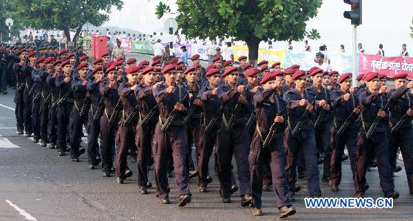 Indian Policemen parade during a memorial ceremony of the terrorist attacks in Mumbai, India, Nov. 26, 2010. [Xinhua]