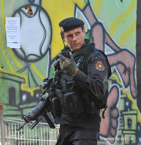 A policeman joins the operation in Complexo da Penha, north of Rio de Janeiro, Brazil, Nov. 26, 2010. Some 800 soldiers and police with tanks carried out the operation against heavily-armed gangsters to control the worsened situation. [Song Weiwei/Xinhua]