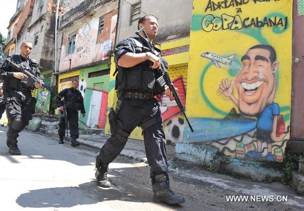 Police patrol in Complexo da Penha, north of Rio de Janeiro, Brazil, Nov. 26, 2010. Some 800 soldiers and police with tanks carried out the operation against heavily-armed gangsters to control the worsened situation. [Song Weiwei/Xinhua]