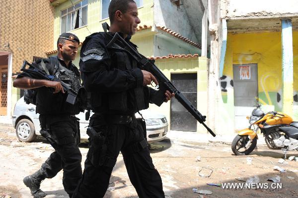 Police patrol in Complexo da Penha, north of Rio de Janeiro, Brazil, Nov. 26, 2010. Some 800 soldiers and police with tanks carried out the operation against heavily-armed gangsters to control the worsened situation. [Song Weiwei/Xinhua]