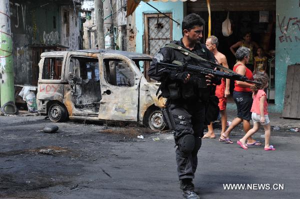 A policeman joins the operation in Complexo da Penha, north of Rio de Janeiro, Brazil, Nov. 26, 2010. Some 800 soldiers and police with tanks carried out the operation against heavily-armed gangsters to control the worsened situation. [Song Weiwei/Xinhua]