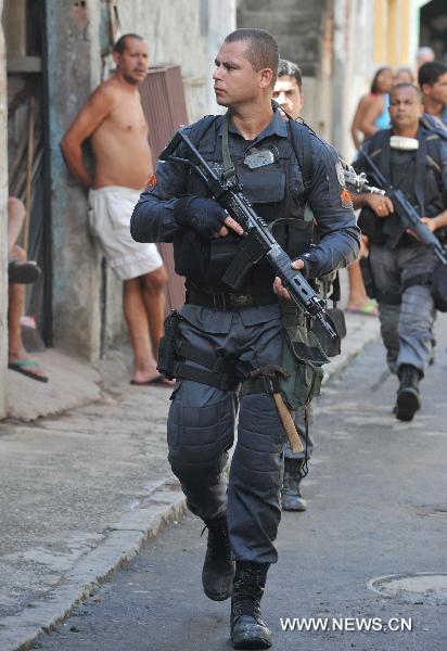 Police patrol in Complexo da Penha, north of Rio de Janeiro, Brazil, Nov. 26, 2010. Some 800 soldiers and police with tanks carried out the operation against heavily-armed gangsters to control the worsened situation. [Song Weiwei/Xinhua]