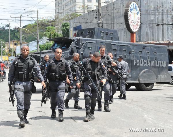 Police patrol in Vila Cruzeiro, north of Rio de Janeiro, Brazil, Nov. 26, 2010. Some 800 soldiers and police with tanks carried out the operation against heavily-armed gangsters to control the worsened situation. [Song Weiwei/Xinhua]