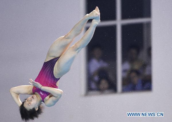 China's Shi Tingmao competes during the women's 3m springboard final of Diving event at the 16th Asian Games in Guangzhou, south China's Guangdong Province, Nov. 26, 2010. Shi Maoting won the silver medal with 359.90 points. (Xinhua/Fei Maohua) 