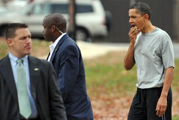 U.S. President Barack Obama (R) walks to his car with Secret Service Agents after a game of basketball with firends and aides on at Fort McNair in Washington, DC. [Xinhua/AFP Photo]