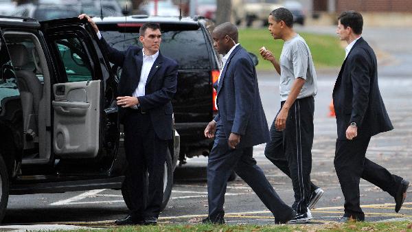 U.S. President Barack Obama (R2) walks to his car with Secret Service Agents after a game of basketball with firends and aides on at Fort McNair in Washington, DC. [Xinhua/AFP Photo]