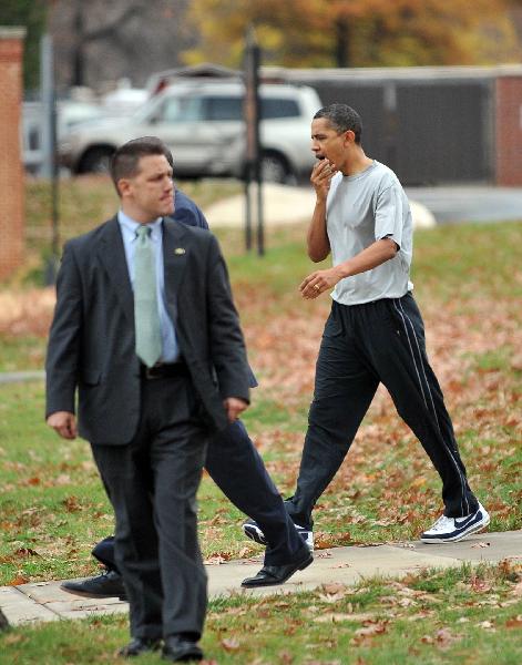 U.S. President Barack Obama (R) walks to his car with Secret Service Agents after a game of basketball with firends and aides on at Fort McNair in Washington, DC. [Xinhua/AFP Photo]