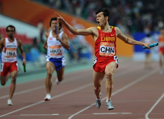 Chinese athlete Lao Yi (R) celebrates as he dashes to the finish line first in the 4x100m relay final at the 16th Asian Games in Guangzhou, South China's Guangdong Province on Friday, November 26, 2010. [Photo: Xinhua]