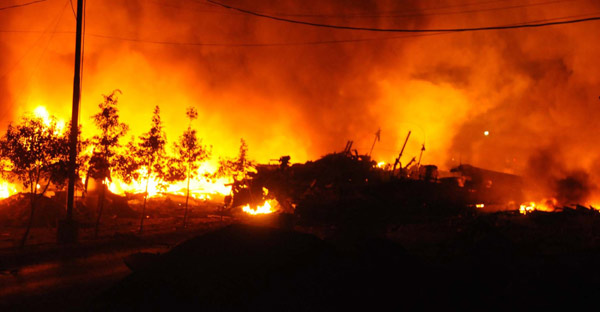 Fire rages from the debris of a plane crashing in Pakistan&apos;s southern port city of Karachi, Nov. 28, 2010. At least 18 people were killed as a Russian-made IL 76 cargo plane crashed in a residential area near the Karachi airport in southern Pakistan early Sunday morning. [Xinhua]