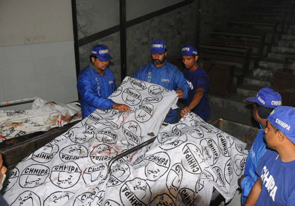 Working staff arrange the bodies of plane crash victims after a plane crash in Pakistan&apos;s southern port city of Karachi, Nov. 28, 2010. At least 18 people including 10 on the ground were killed as a Russian-made IL 76 cargo plane crashed in a residential area near the Karachi airport in southern Pakistan early Sunday morning. [Xinhua]