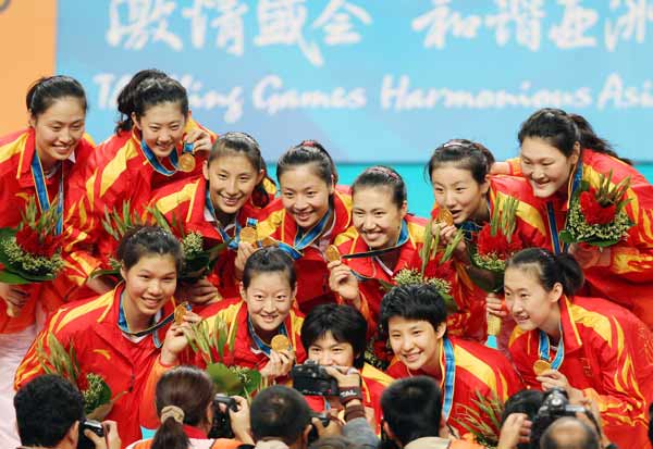 Chinaese players pose after the awarding ceremony of the Women&apos;s Volleyball at the 16th Asian Games in Guangzhou, south China&apos;s Guangdong Province, Nov. 27, 2010. China won the final by 3-2 and got the gold medal.[Xinhua]